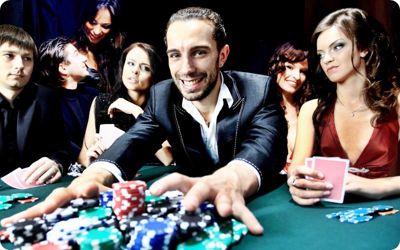 Un gagnant à la table de poker